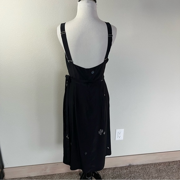 New VEDA Black Silk Adjustable Strap Peace Dress NWT Graphic Casual Women Medium - Picture 8 of 14